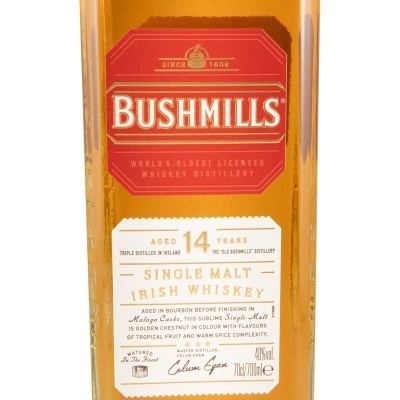 Garrafa de whiskey Bushmills single malt irlandês com rótulo vermelho e branco