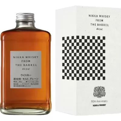 Garrafa de whisky Nikka Whisky From The Barrel com embalagem branca e padrão quadriculado