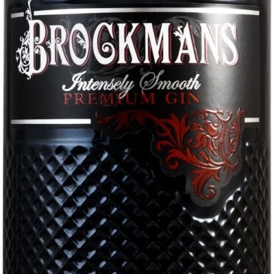 Garrafa preta de gin Brockmans com rótulo branco e vermelho e textura em relevo