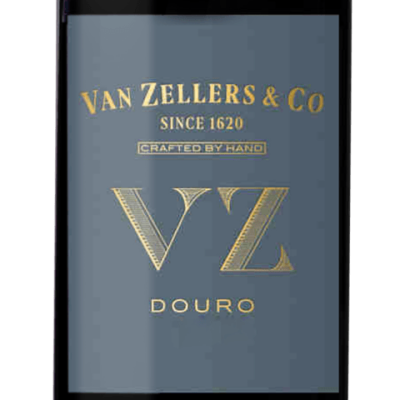 Rótulo de vinho azul-acinzentado com texto dourado VAN ZELLERS & CO, SINCE 1620, CRAFTED BY HAND, VZ, DOURO
