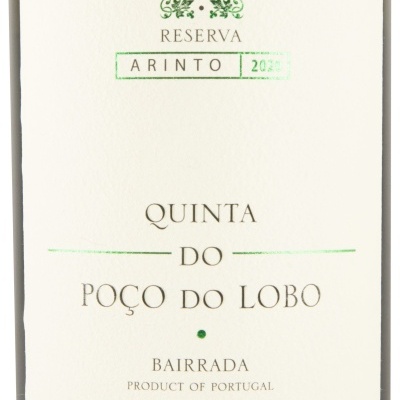 Rótulo de vinho branco com texto verde e dourado, indicando reserva Arinto 2020 da Quinta do Poço do Lobo.