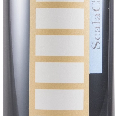 Garrafas de vidro escuro com etiquetas brancas e azul claro