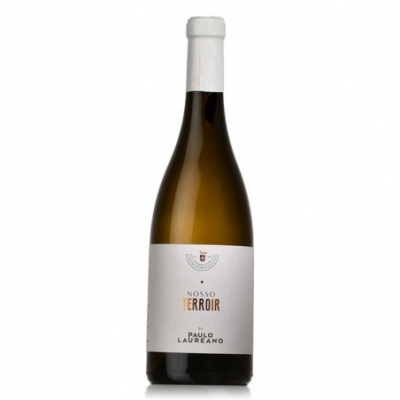 Garrafa de vinho branco com rótulo branco e texto NOSSO TERROIR PAULO LAGREANO
