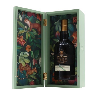 Garrafa de vinho do Porto Graham's 50 anos numa caixa verde decorada com motivos naturais e animais
