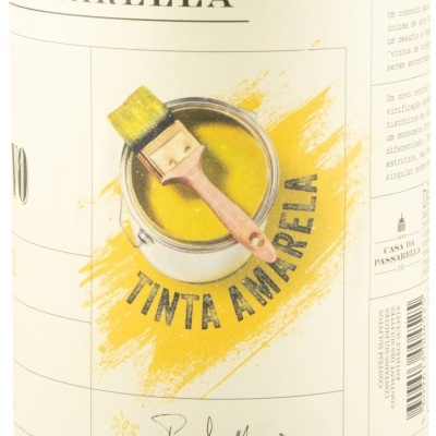 Rótulo com lata de tinta amarela e pincel, texto PASSARELLA e TINTA AMARELA