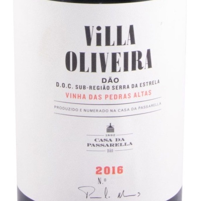 Rótulo de vinho Villa Oliveira Dão 2016 com texto em preto e vermelho
