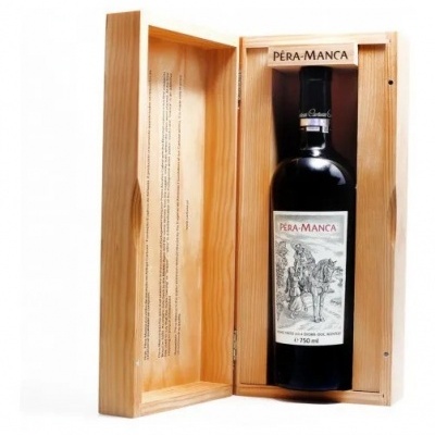 Garrafa de vinho Pêra-Manca em caixa de madeira aberta