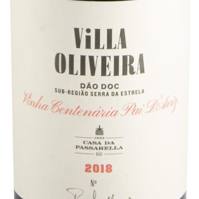 Rótulo de vinho Villa Oliveira com texto e data 2018