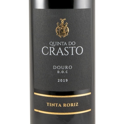 Garrafa de vinho Tinta Roriz com rótulo preto e dourado