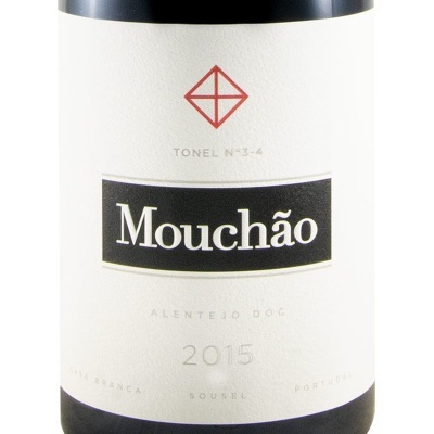 Rótulo branco de vinho Mouchão com texto preto e símbolo vermelho