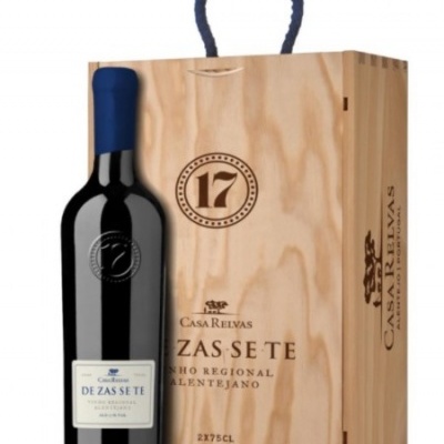 Garrafa de vinho tinto e caixa de madeira com rótulo e texto CASA REIVAS DE ZAS SETE