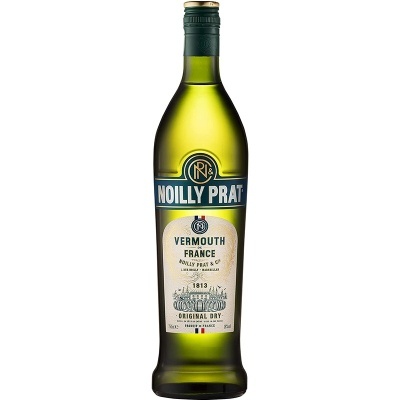 Garrafa verde de vermouth Noilly Prat com rótulo branco e azul