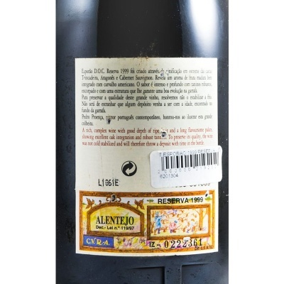 Rótulo traseiro de garrafa de vinho Reserva 1999 Esporão D.O.C. Alentejo com texto em português e inglês, código de barras e selo numerado.