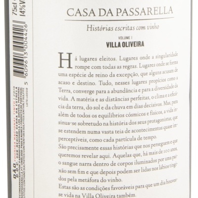 Rótulo branco de vinho Casa da Passarella com texto em português e detalhes em vermelho