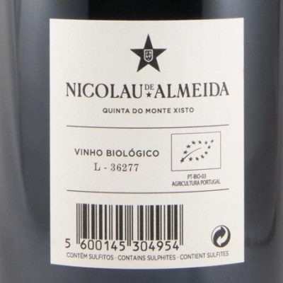 Rótulo branco de garrafa de vinho NICOLAU DE ALMEIDA com texto e código de barras