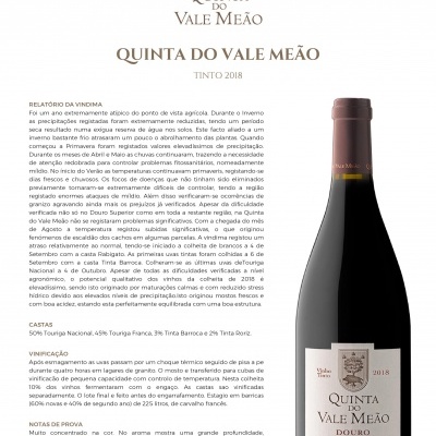 Garrafa de vinho tinto Quinta do Vale Meão 2018 com rótulo branco e caixa informativa