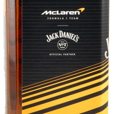 Rótulo preto e amarelo de garrafa com texto McLaren e Jack Daniel's
