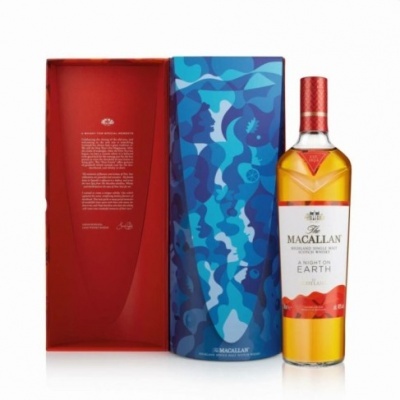 Garrafas de whisky The Macallan com embalagem azul decorativa e interior vermelho