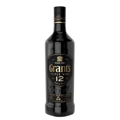 Garrafa de whisky Grant's Triple Wood 12 anos em vidro preto com rótulo preto e dourado.