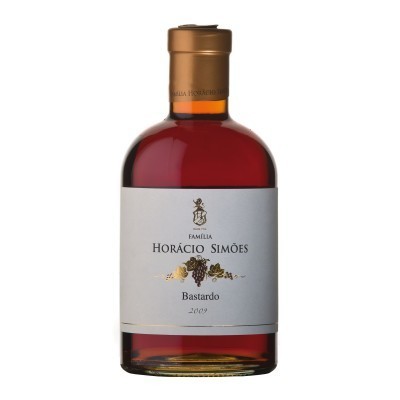 Garrafa de bebida Bastardo 2009 com rótulo branco e tampa dourada