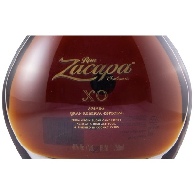 Garrafa de rum Ron Zacapa Centenario XO com líquido âmbar e texto dourado