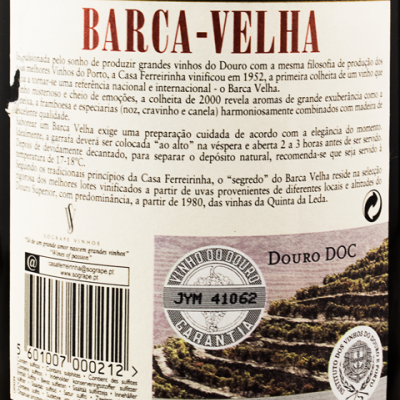 Etiqueta traseira de garrafa de vinho Barca Velha com texto e imagem de vinha