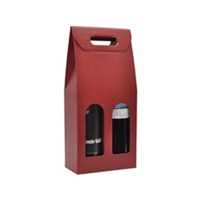 Embalagem vermelha de cartão com duas garrafas visíveis e alça recortada.