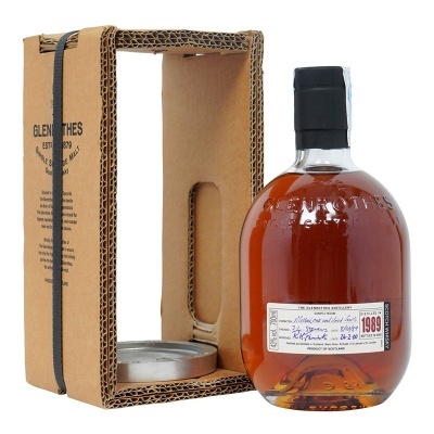 Garrafa de whisky Glenrothes de cor âmbar e embalagem de cartão castanho