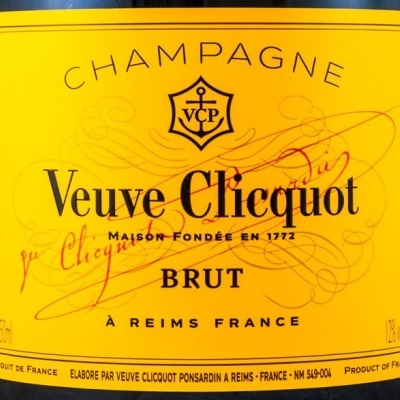 Etiqueta amarela de champanhe Veuve Clicquot com texto preto e vermelho
