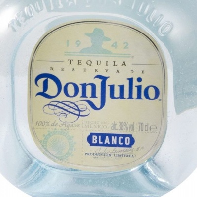 Garrafa de tequila Don Julio Blanco com rótulo creme e azul