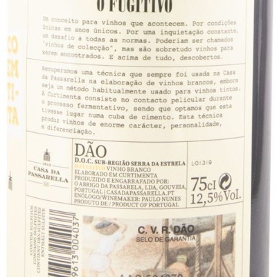 Rótulo de vinho branco O Fugitivo com texto informativo e selo de garantia