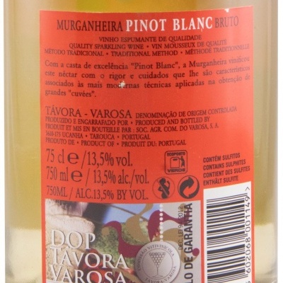 Rótulo traseiro de vinho espumante Murganheira Pinot Blanc Bruto com texto em português e códigos de barras.