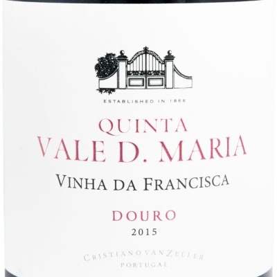Rótulo de vinho branco com texto em vermelho e preto e ilustração de portão