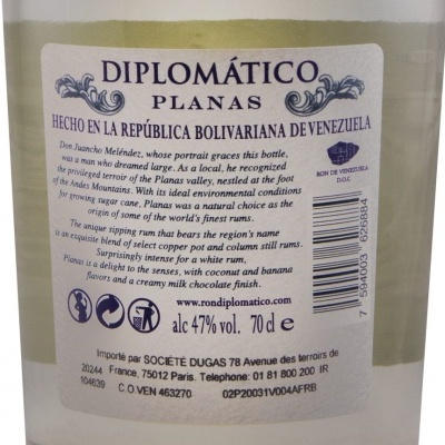 Etiqueta de garrafa de rum branco Diplomático Planas com texto descritivo, código de barras e selo de qualidade