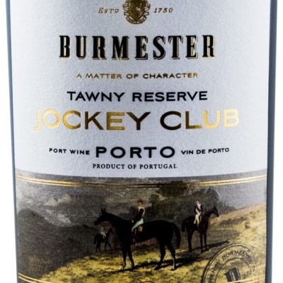 Rótulo branco de garrafa de vinho do Porto Burmester com texto em dourado e preto e imagem de cavaleiros a cavalo em paisagem.