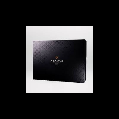 Caixa preta com logo ADAMVS e padrão de losangos