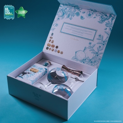 Caixa de presente branca com decoração floral azul, duas peças de vidro e caixas pequenas decoradas