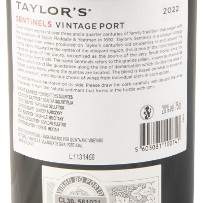 Garrafa de vinho do Porto Taylor's Sentinels Vintage 2022 com rótulo branco e texto preto e vermelho