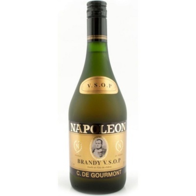 Garrafa de brandy Napoléon V.S.O.P com rótulos dourados e pretos