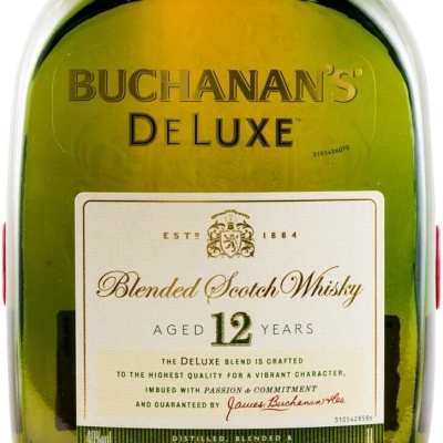 Garrafa verde de whisky Buchanan's DeLuxe com rótulo branco detalhado