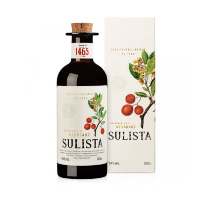 Garrafa preta com aguardente de medronho Sulista e caixa branca com ilustração