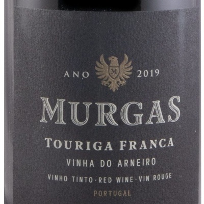 Rótulo de vinho tinto Murgas Touriga Franca 2019 em fundo preto