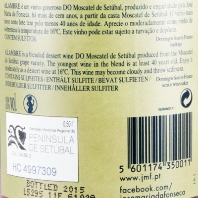 Rótulo de vinho Moscatel de Setúbal com texto informativo, selo e código de barras