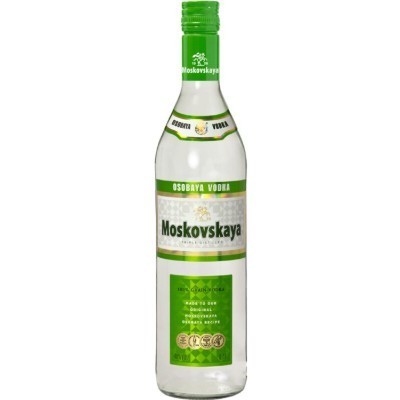 Garrafa de vodka Moskovskaya com rótulo verde e branco