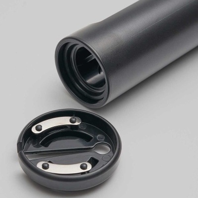 Moedor manual preto aberto mostrando lâminas internas