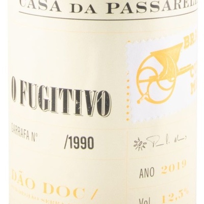 Etiqueta de vinho Casa da Passarela O Fugitivo com selo amarelo e texto em creme e preto