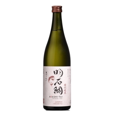 Garrafa de sake japonês Akashi-Tai com rótulo branco e texto em japonês e inglês