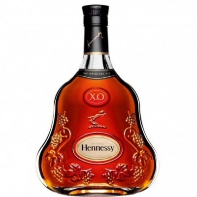 Garrafas de conhaque Hennessy XO em vidro com líquido âmbar e rótulo frontal