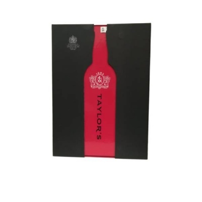 Caixa negra com recorte de garrafa vermelha com texto TAYLOR'S
