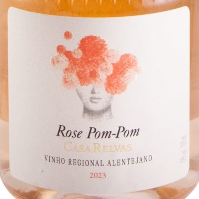 Rótulo de vinho rosé Casa Relvas 2023 com design de cabeça e manchas rosa